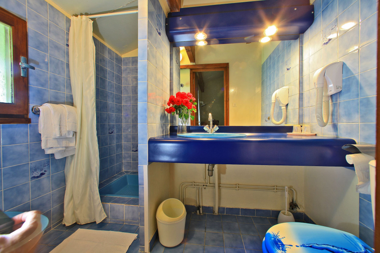 Bathroom 3, Le Clos Grand, Lot