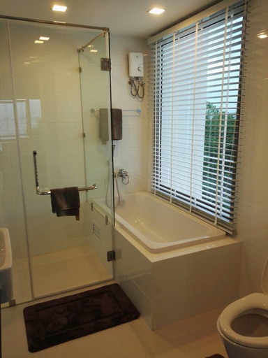 Bathroom 5, Sonrisa Sriracha, Si Racha