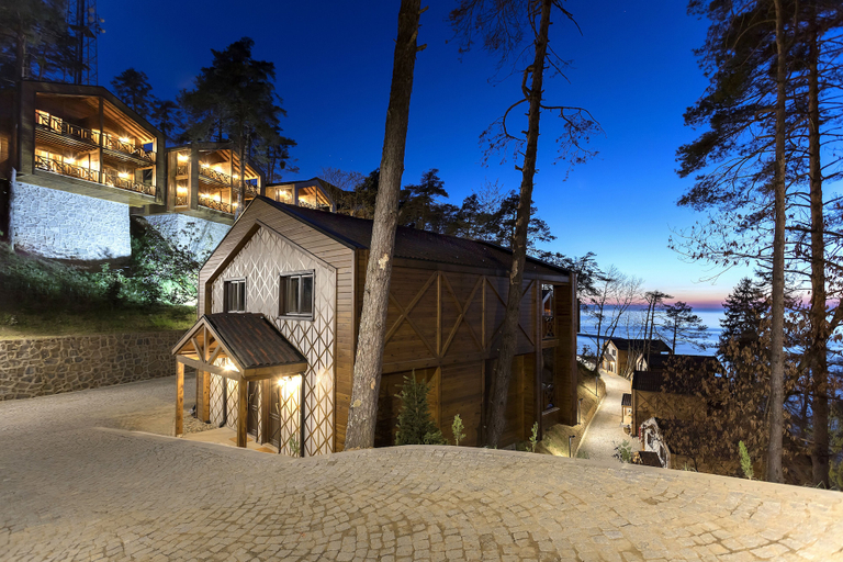 Exterior & Views