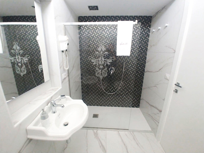 Bathroom 5, Apulia 70 Holidays, Bari