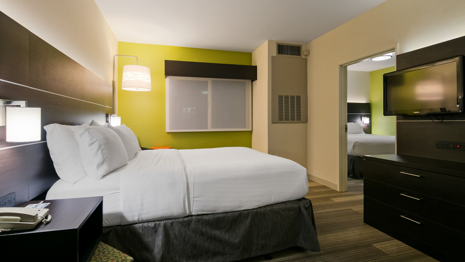 Bedroom 5, Holiday Inn Express & Suites EVERETT, Snohomish