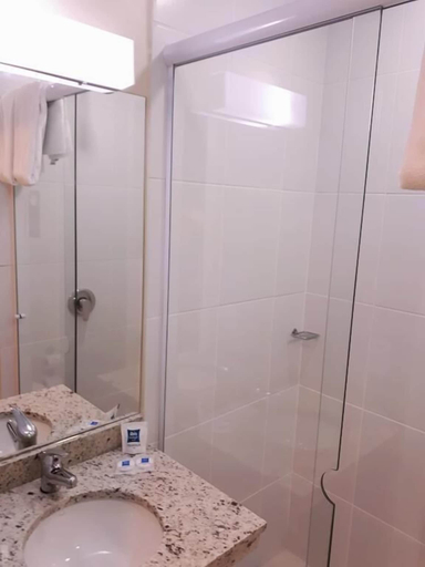 Bathroom 4, ibis budget Muriae, Muriaé