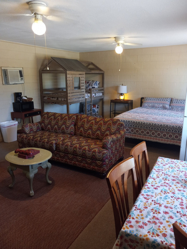 Bedroom 2, Cedar Falls Motel, Conway