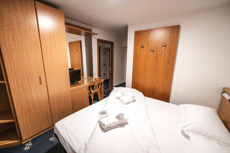 Bedroom 3, Hotel Renzi, Trento