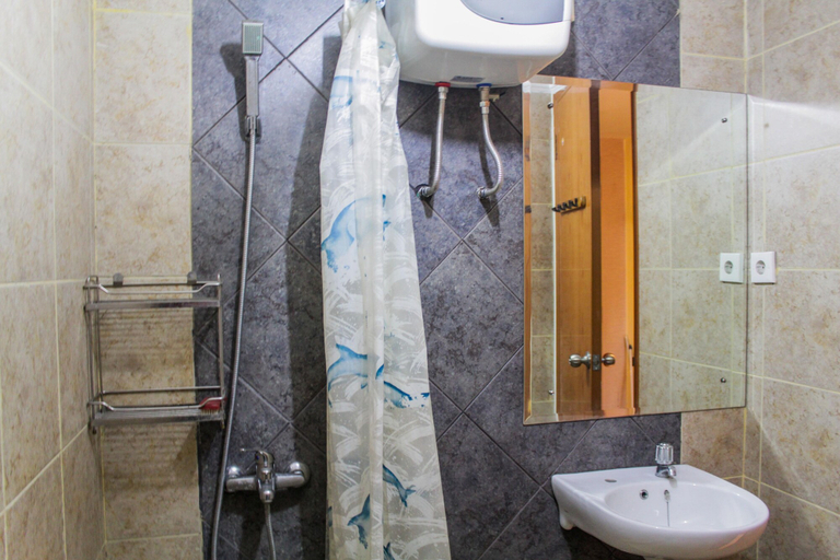 Bathroom 5, Compact and Mini Studio Great Western Resort Apartment, Tangerang
