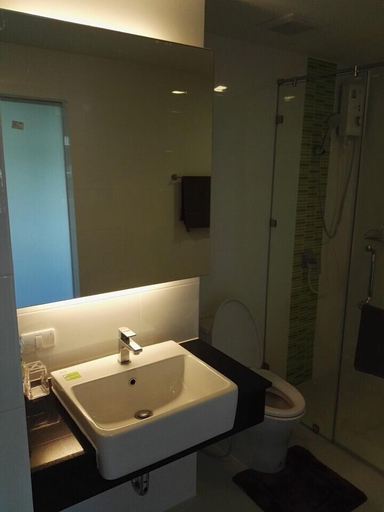 Bathroom 5, Sonrisa Sriracha, Si Racha