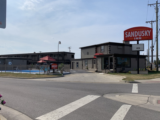 Exterior & Views 2, Sandusky Inn, Erie