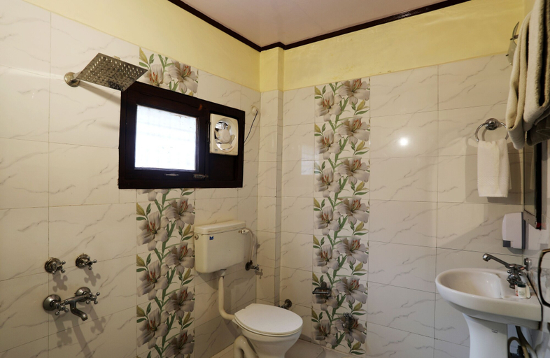 Bathroom 3, Hotel Moon, Nainital