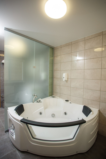 Bathroom 3, Amaks Omsk Hotel, Omskiy rayon