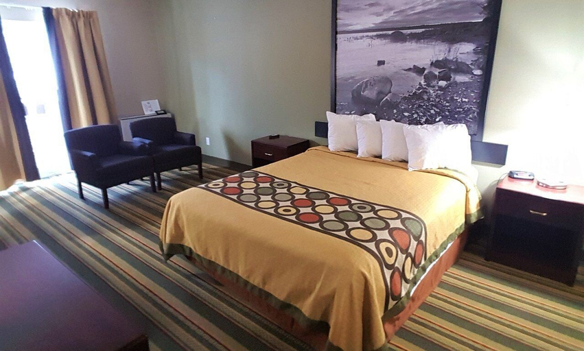 Bedroom 3, Jolly Roger Inn & Resort, Parry Sound