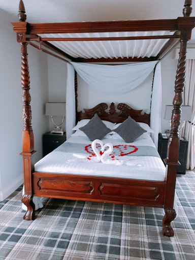 Bedroom 3, Treacys Oakwood Hotel