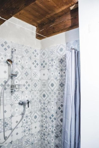 Bathroom 5, The Hostello, Verona