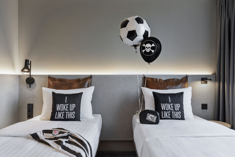 Bedroom 3, Moxy Hamburg City, Hamburg