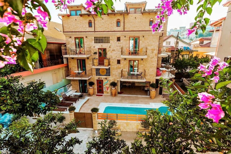 Exterior & Views