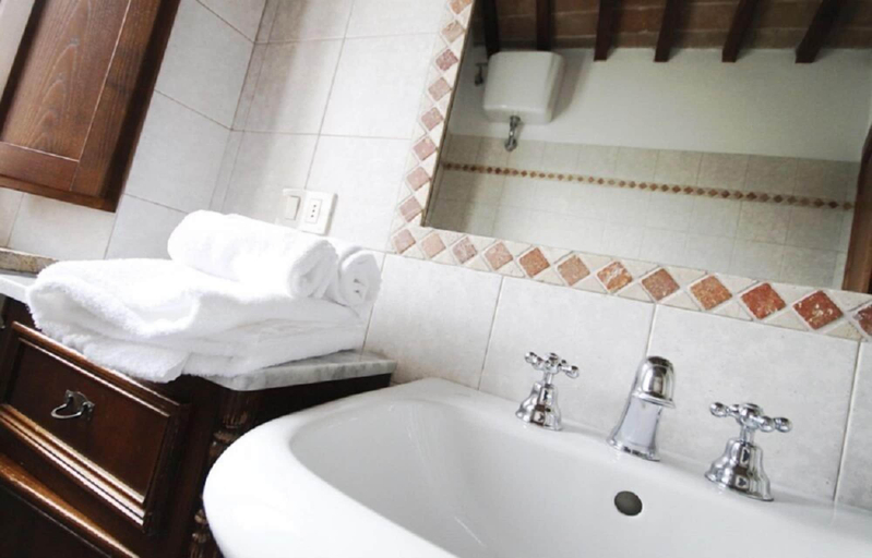 Bathroom 4, La Rocca della Magione, Siena