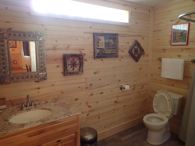 Bathroom 4, Stagecoach Cabins, Fayette
