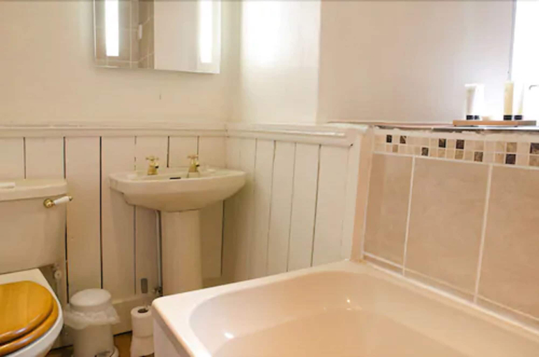 Bathroom 3, Thames Head Inn, Gloucestershire