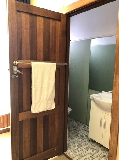 Bathroom 3, Clarendon Motel and Guesthouse, Blue Mountains
