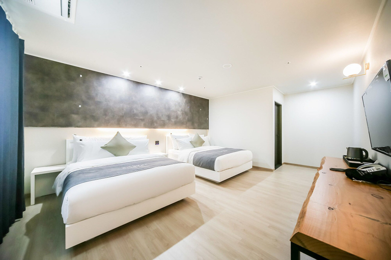 Bedroom 2, Andong CM Park Hotel, Yecheon