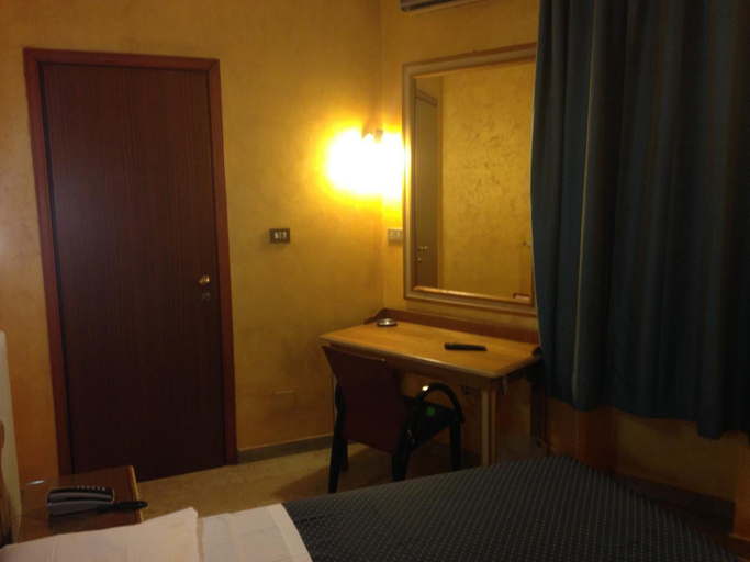 Bedroom 4, Hotel Rey, Torino