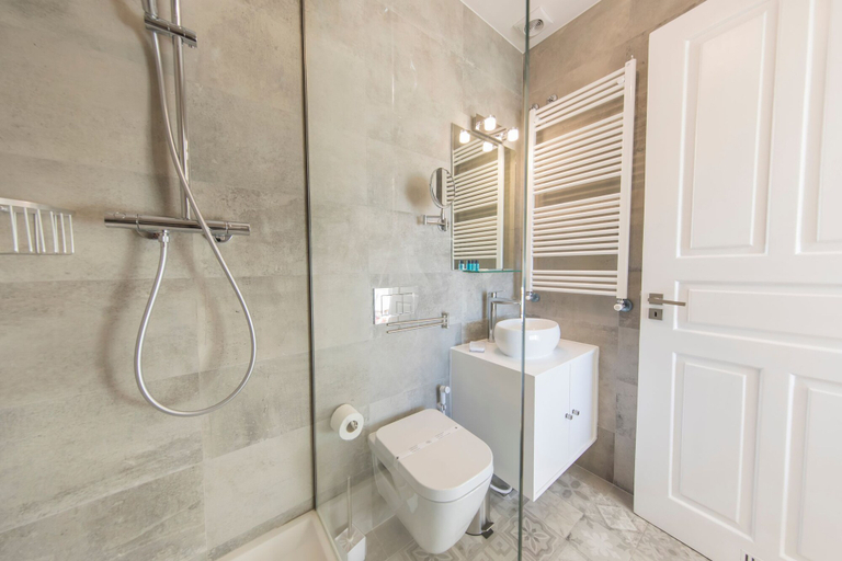 Bathroom 4, Spacious Graça River View Apartment, Lisbon