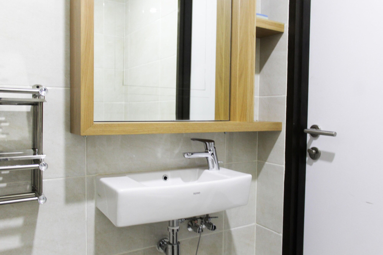 Bathroom 3, Cozy and Comfortable Studio (No Kitchen) Apartment at Mustika Golf Residence, Cikarang