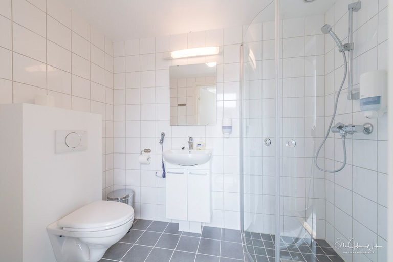 Bathroom 4, Gammelskola Apartments, Vågan