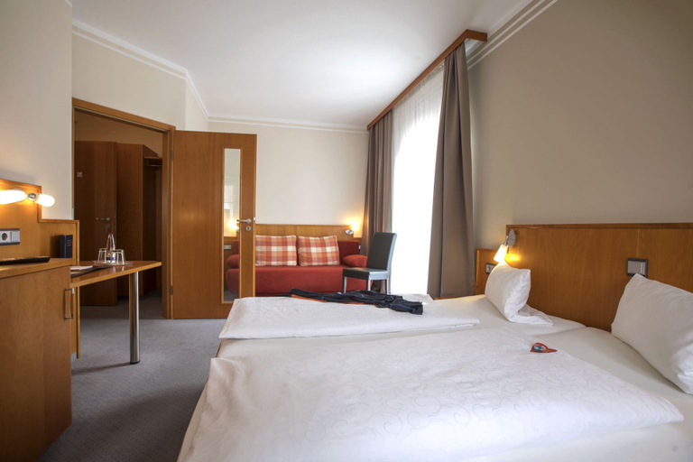 Bedroom 2, Neumaiers Hirsch Gasthof & Landhotel, Neu-Ulm