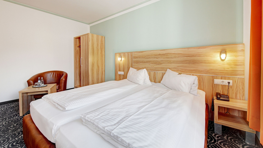Bedroom 3, Hotel Am Schelztor, Esslingen