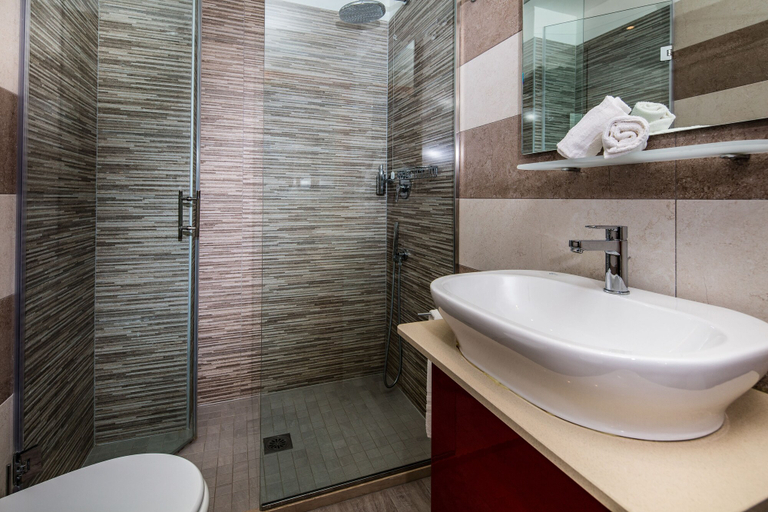 Bathroom 5, Hotel Vienna, Udine