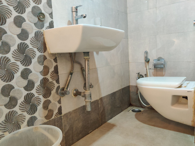 Bathroom 5, Hotel Grandeur, Mumbai Suburban