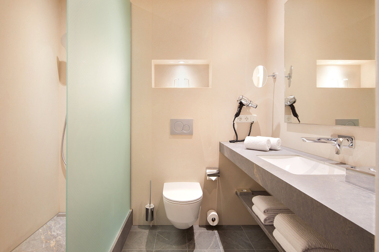 Bathroom 5, Hotel Hafen Hamburg, Hamburg
