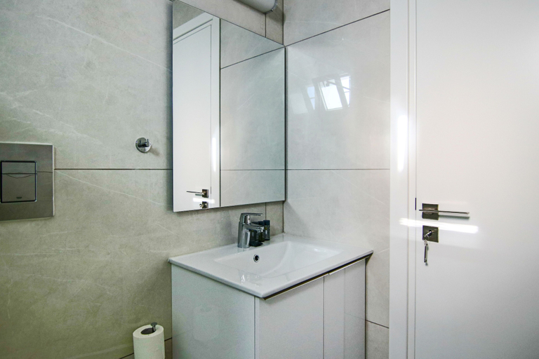 Bathroom, Phaedrus Living: Seaside Executive Flat Harbour 205