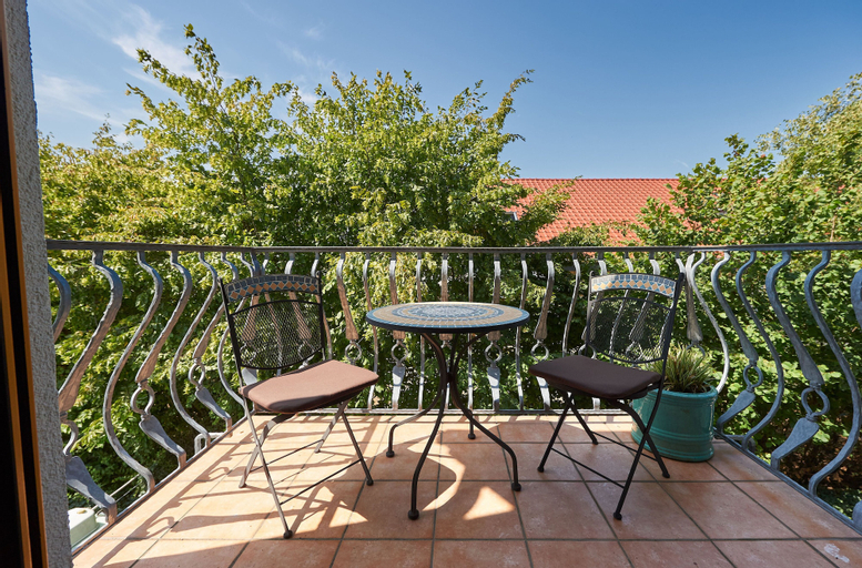 Exterior & Views 25