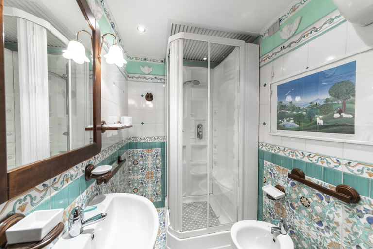 Bathroom 4, Hotel Barrett, Roma