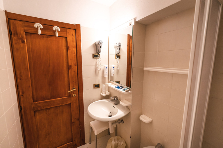 Bathroom 5, Hotel Renzi, Trento