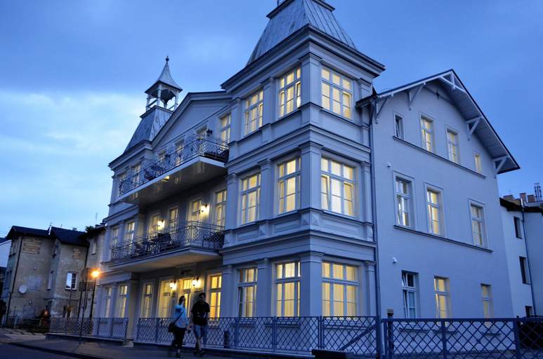 Exterior & Views