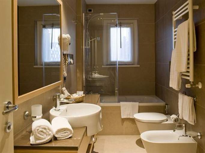 Bathroom 5, Hotel Sirmione Terme, Brescia