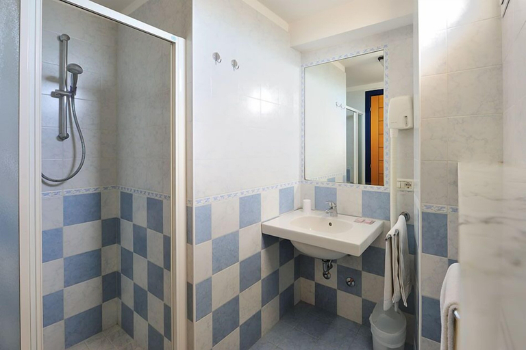 Bathroom 5, Hotel Diplomatic, Rimini