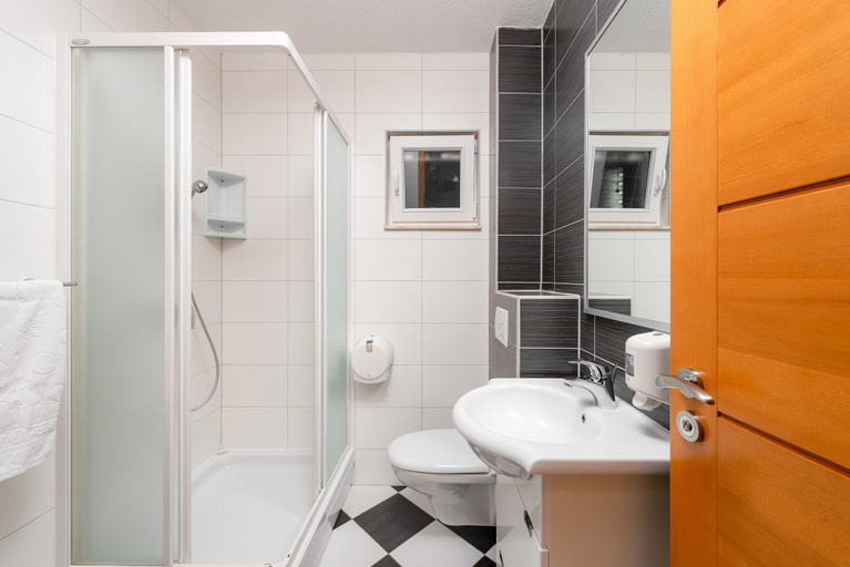 Bathroom 3, Villa Tucepi Apartments, Tučepi