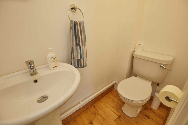 Bathroom 4, Naam Place, Lincolnshire
