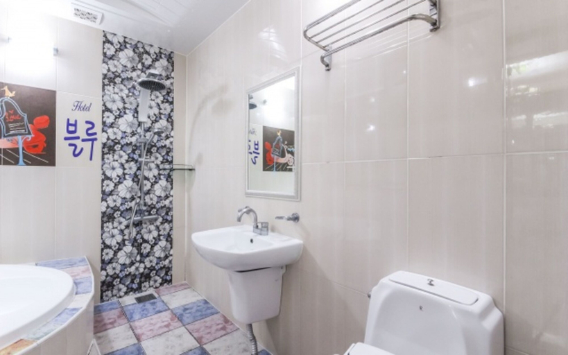 Bathroom 4, Blue Motel, Gwangsan