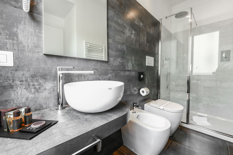 Bathroom 5, La Bella Modena, Modena