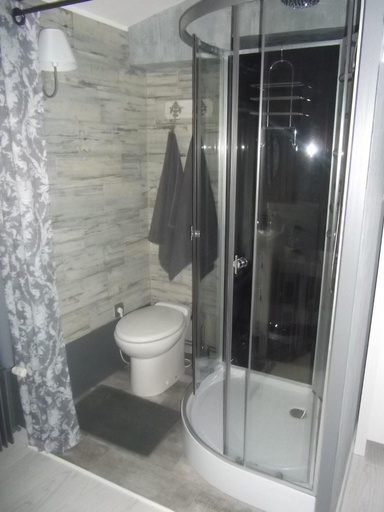 Bathroom 5, Au Vieux Logis 63, Puy-de-Dôme