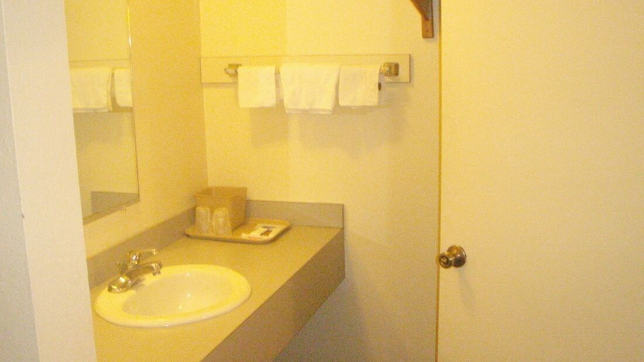 Bathroom 2, Pawnee Inn, Sedgwick