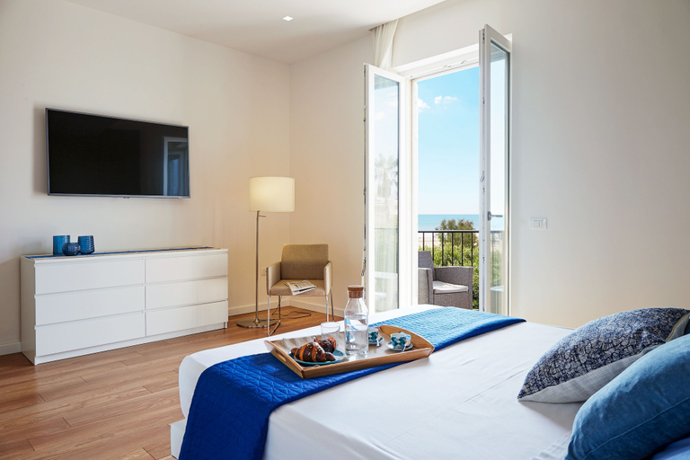 Room 4, Gelsomino and Tinsal Apartments, Ragusa