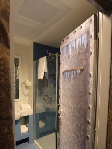 Bathroom 5, Gardaland Adventure Hotel, Verona