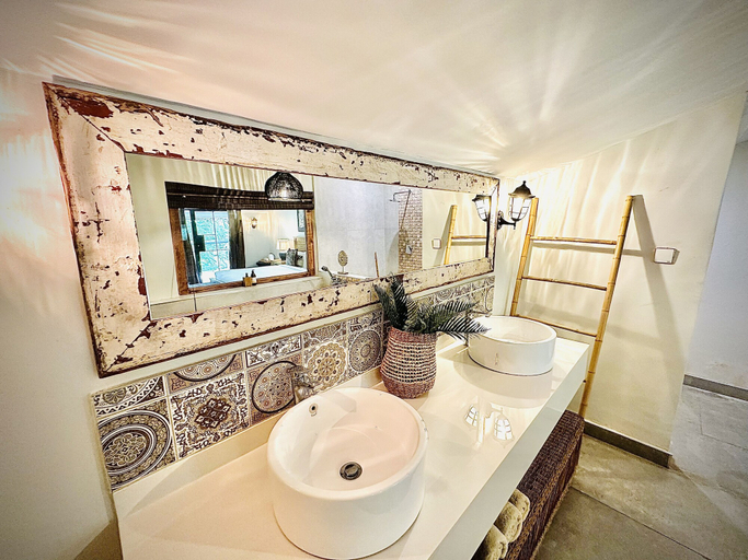 Bathroom 4, Sakae Paradise Resort, Chongwe