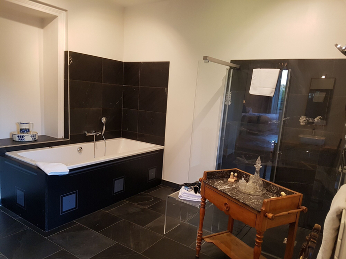 Bathroom 5, Manoir de Kergrec'h, Côtes-d'Armor