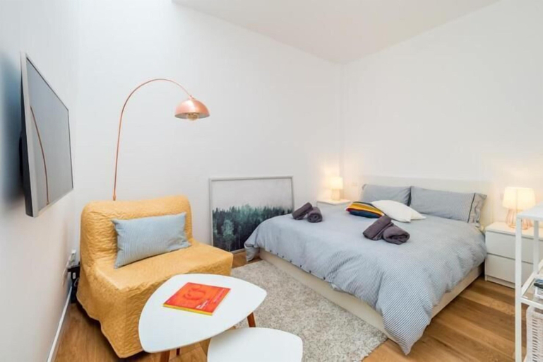 Room, Accademia, Milano